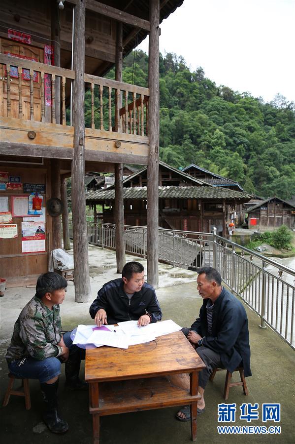 5月9日，在贵州省丹寨县雅灰乡瓮帮村，合作社管理人员上门与村民签订入股合同。 2017年9月，地处苗乡大山深处的贵州省丹寨县雅灰乡瓮帮村村民共同成立绿壳蛋鸡养殖专业合作社。为了照顾村里缺乏资金的贫困户也能加入合作社共同致富，大家约定加入合作社的入股股金为一元钱一股，自愿加入，利益共享，利润按股分红，包括81户贫困户在内的97户村民参与。目前，瓮帮村绿壳蛋鸡养殖产业初见成效，鸡蛋通过多种渠道销售到各地的超市中，让村民们看到了脱贫的希望。 新华社发（黄晓海 摄）