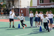 “稍息立正敬礼！”小学来了“兵教师”